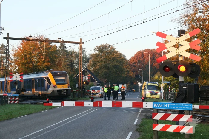 Trein en vrachtwagen botsen bij spoorovergang