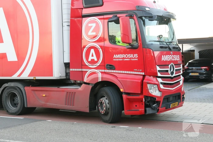 Trein en vrachtwagen botsen bij spoorovergang
