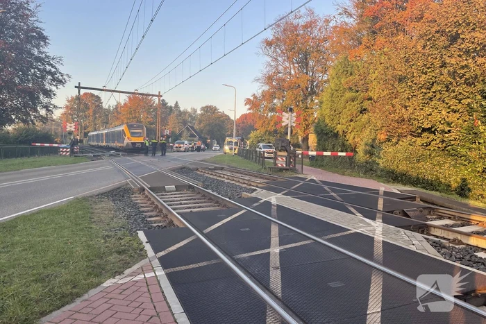 Trein en vrachtwagen botsen bij spoorovergang