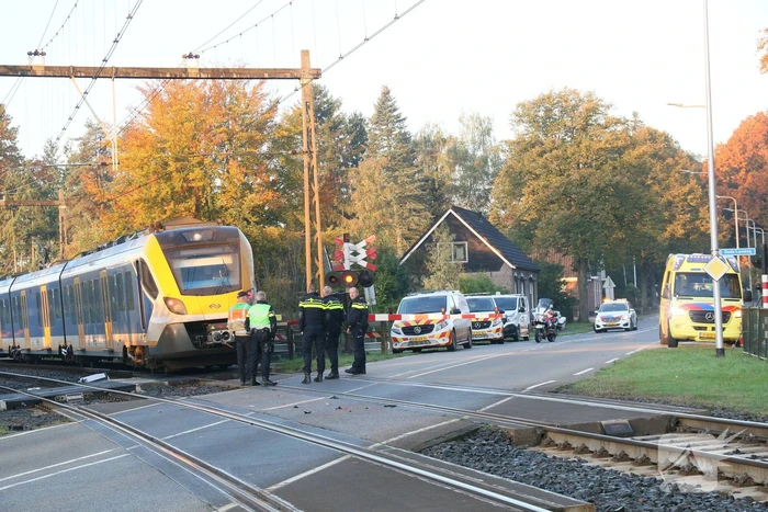 Trein en vrachtwagen botsen bij spoorovergang