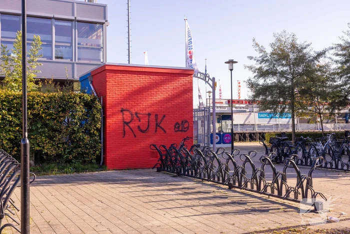 Café en voetbalstadion IJsselmeervogels beklad met Feyenoord-leuzen