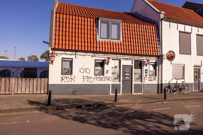 Café en voetbalstadion IJsselmeervogels beklad met Feyenoord-leuzen