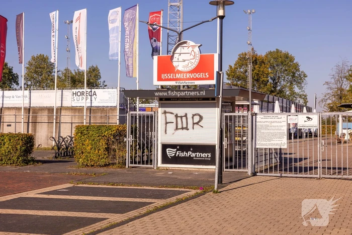 Café en voetbalstadion IJsselmeervogels beklad met Feyenoord-leuzen