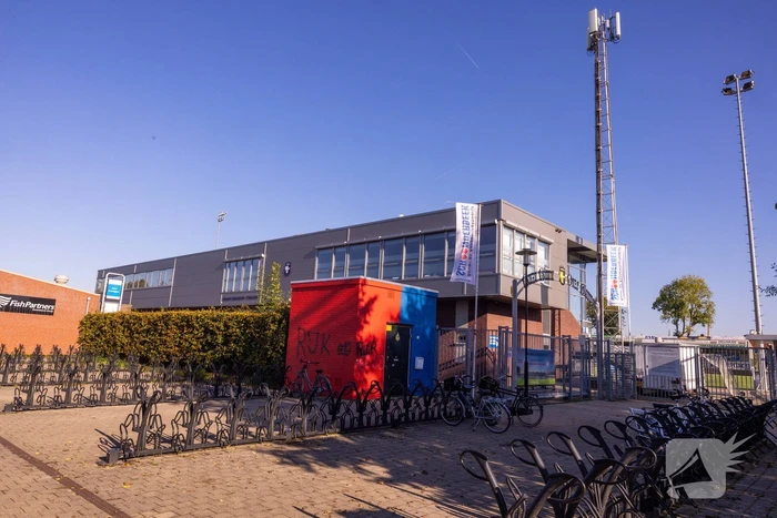 Café en voetbalstadion IJsselmeervogels beklad met Feyenoord-leuzen