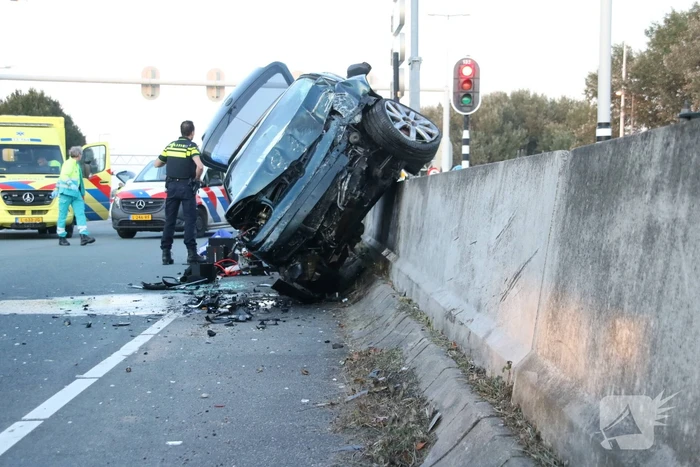 Automoblist gewond door botsing op betonblokken