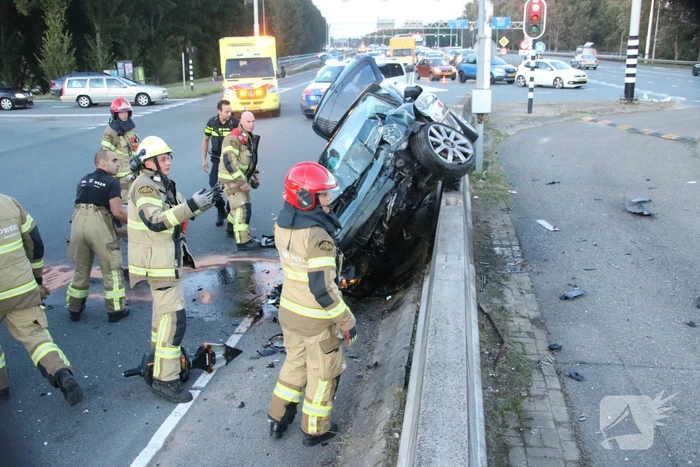 Automoblist gewond door botsing op betonblokken