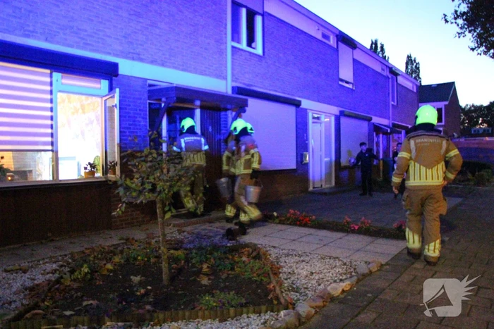 Rookontwikkeling door brand in schoorsteen van woning