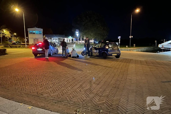 Bezorgauto komt in botsing met bromfietser