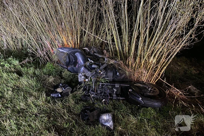 Oplettende motorrijder ziet gewonde motorrijder in berm
