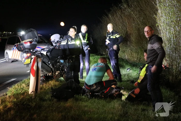 Oplettende motorrijder ziet gewonde motorrijder in berm