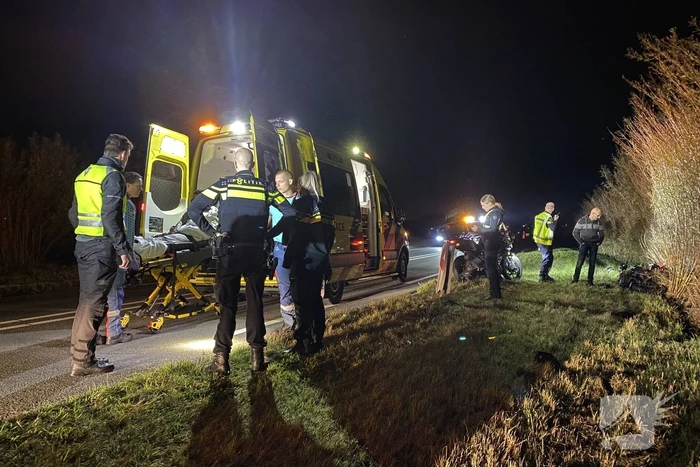 Oplettende motorrijder ziet gewonde motorrijder in berm