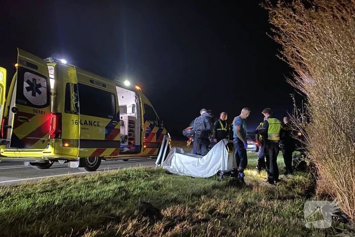 Oplettende motorrijder ziet gewonde motorrijder in berm