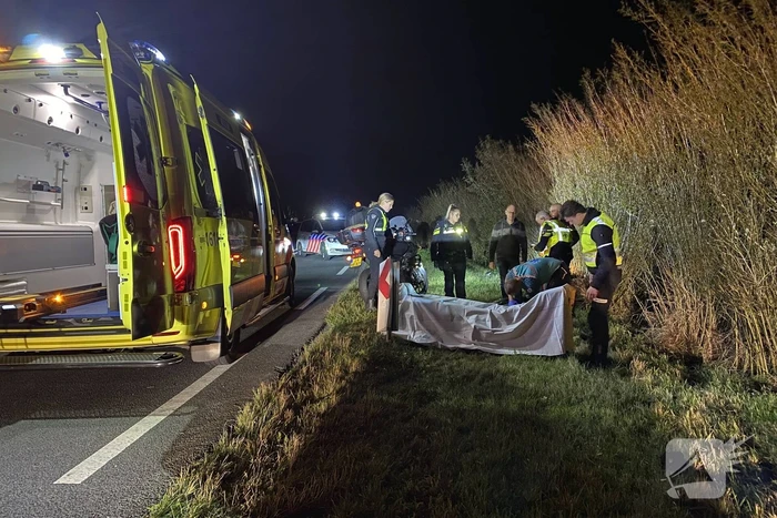 Oplettende motorrijder ziet gewonde motorrijder in berm