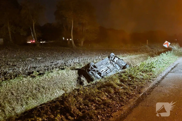 Personenauto belandt op de kop in sloot