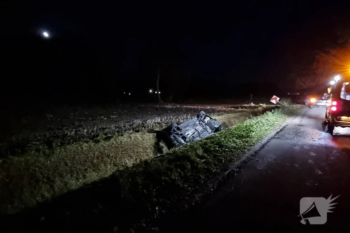 Personenauto belandt op de kop in sloot