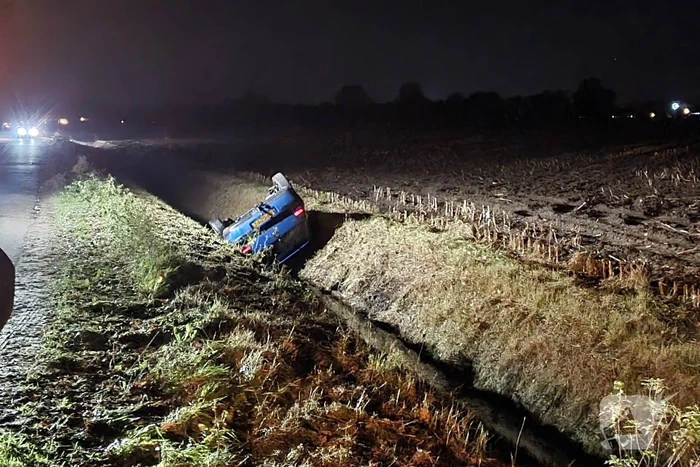 Personenauto belandt op de kop in sloot
