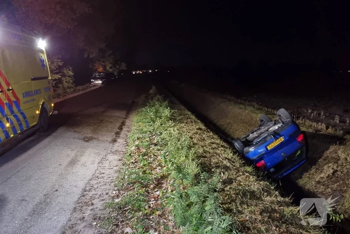 Personenauto belandt op de kop in sloot