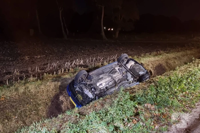 Personenauto belandt op de kop in sloot