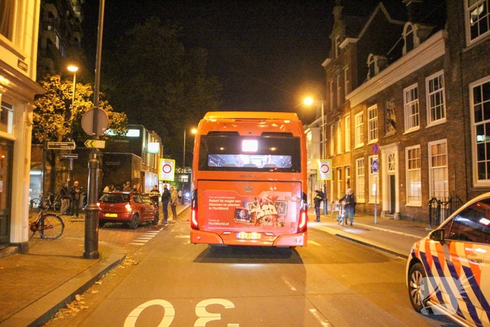 Stadsbus en personenauto met elkaar in botsing