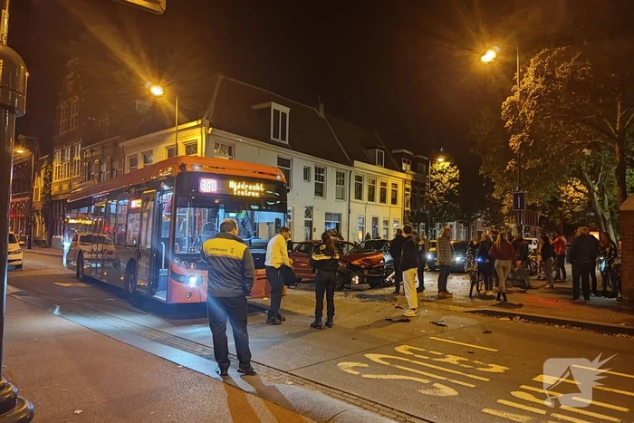 Stadsbus en personenauto met elkaar in botsing