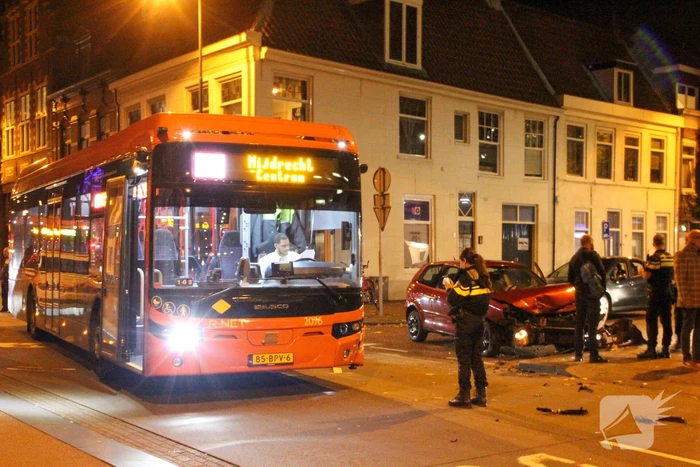 Stadsbus en personenauto met elkaar in botsing