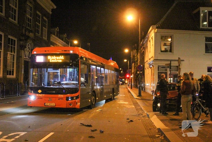 Stadsbus en personenauto met elkaar in botsing