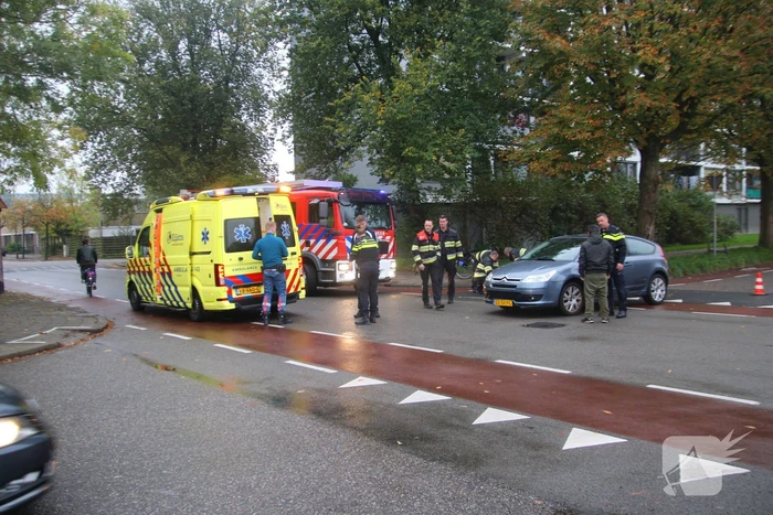 Fietser zwaargewond bij botsing met auto op kruising