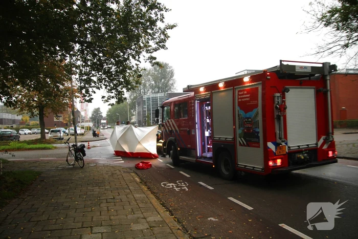 Fietser zwaargewond bij botsing met auto op kruising