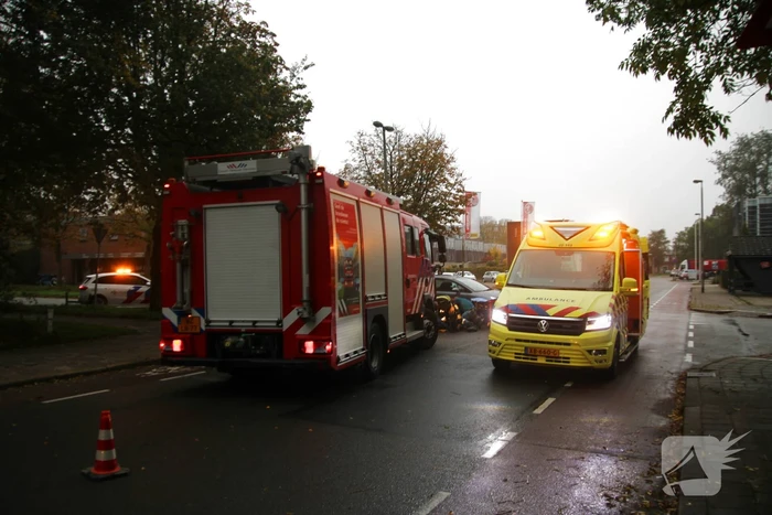 Fietser zwaargewond bij botsing met auto op kruising