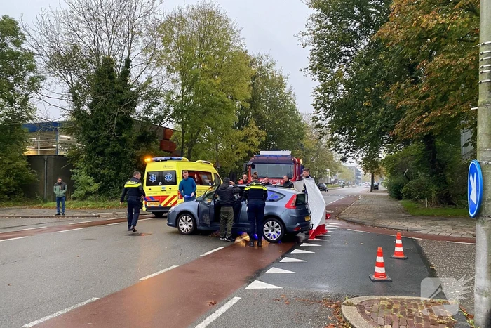 Fietser zwaargewond bij botsing met auto op kruising