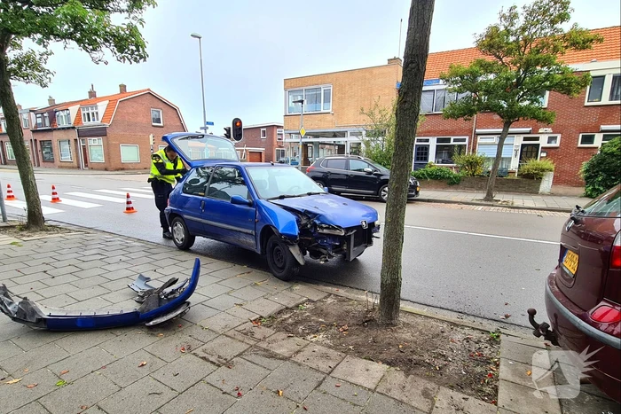 Bestuurder botst tegen boom en gaat ervandoor