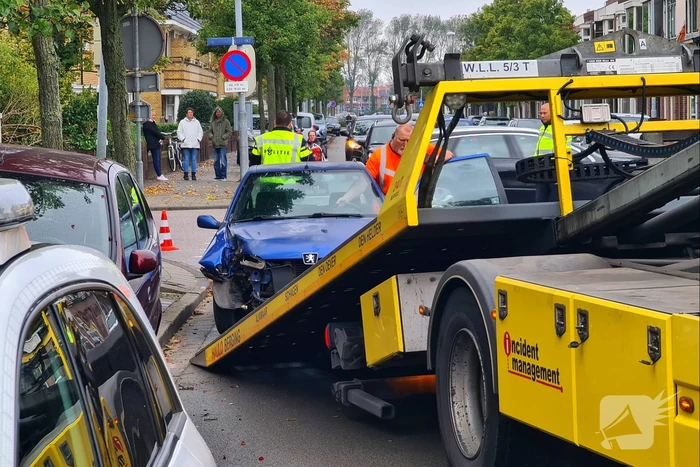 Bestuurder botst tegen boom en gaat ervandoor