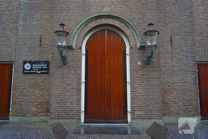 Deur gereformeerde kerk Noorderkerk dichtgekit