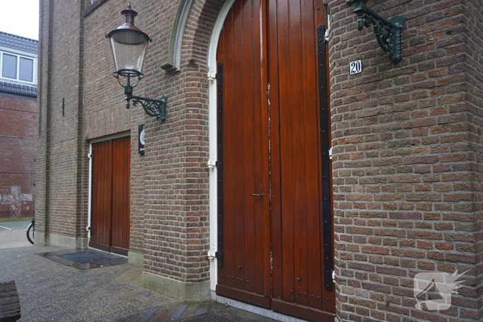 Deur gereformeerde kerk Noorderkerk dichtgekit