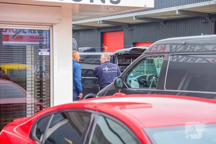 Onderzoek naar vreemde lucht bij autogarage