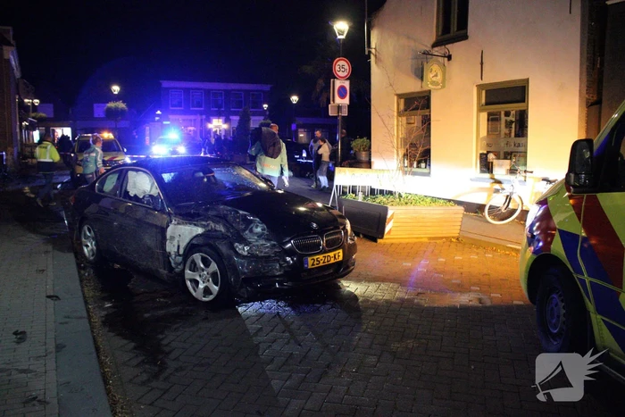 Voetganger zwaargewond nadat auto uit de bocht vliegt