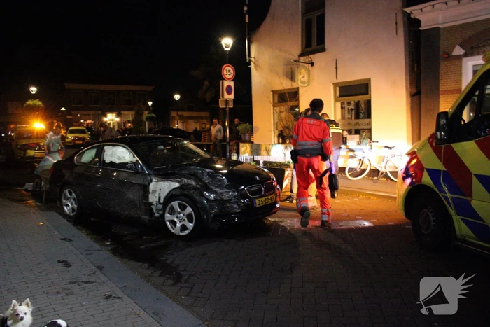 Voetganger zwaargewond nadat auto uit de bocht vliegt