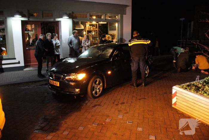 Voetganger zwaargewond nadat auto uit de bocht vliegt