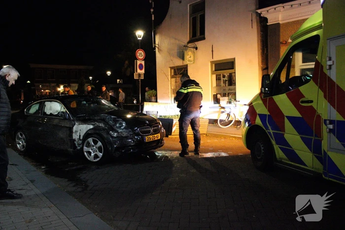 Voetganger zwaargewond nadat auto uit de bocht vliegt