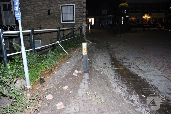 Voetganger zwaargewond nadat auto uit de bocht vliegt
