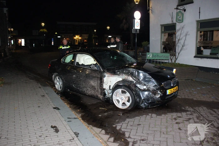 Voetganger zwaargewond nadat auto uit de bocht vliegt