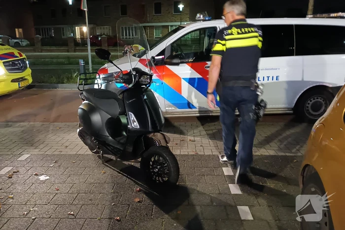 Automobilist ziet scooterrijder over het hoofd