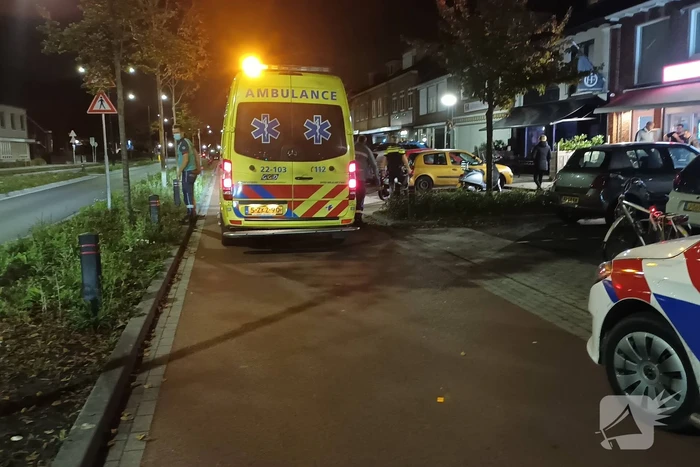 Automobilist ziet scooterrijder over het hoofd