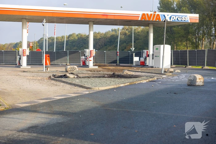 Overleden persoon aangetroffen in uitgebrande bestelbus