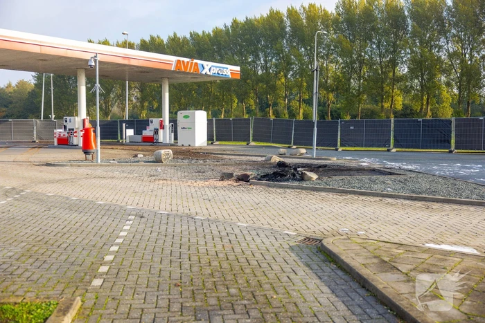 Overleden persoon aangetroffen in uitgebrande bestelbus