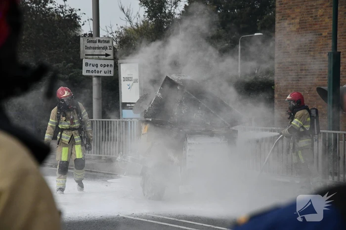 Brand in generator op aanhanger tijdens het rijden