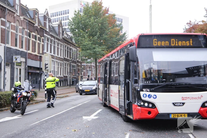 Stadsbus botst op auto