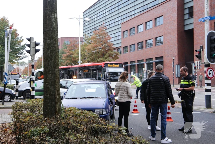 Stadsbus botst op auto