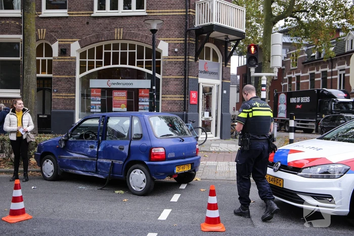 Stadsbus botst op auto