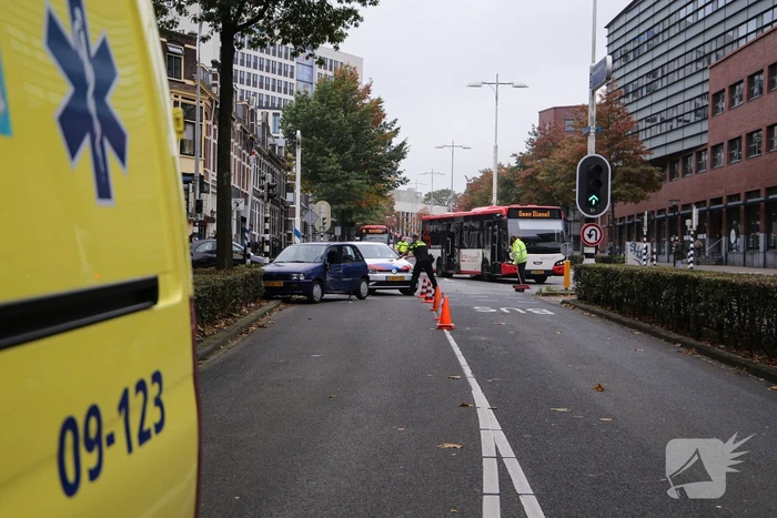 Stadsbus botst op auto